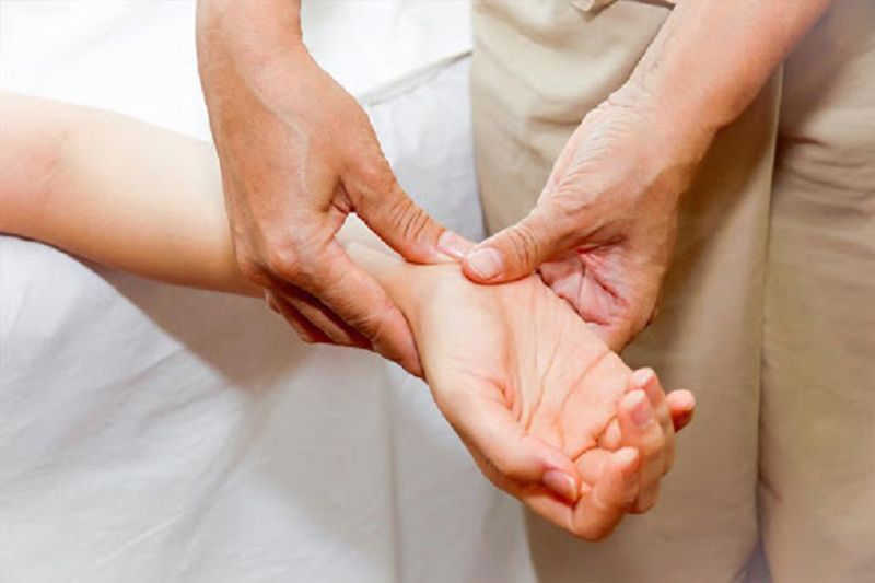 Bấm huyệt cổ tay mang lại hiệu quả cao trong chữa xuất tinh sớm