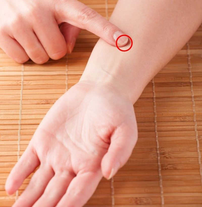 Bấm huyệt cổ tay được áp dụng để chữa xuất tinh sớm phổ biến