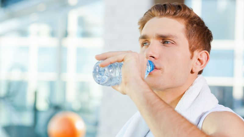 Hãy uống đủ 1.5 – 2 lít nước mỗi ngày để điều trị xuất tinh sớm nhanh hơn