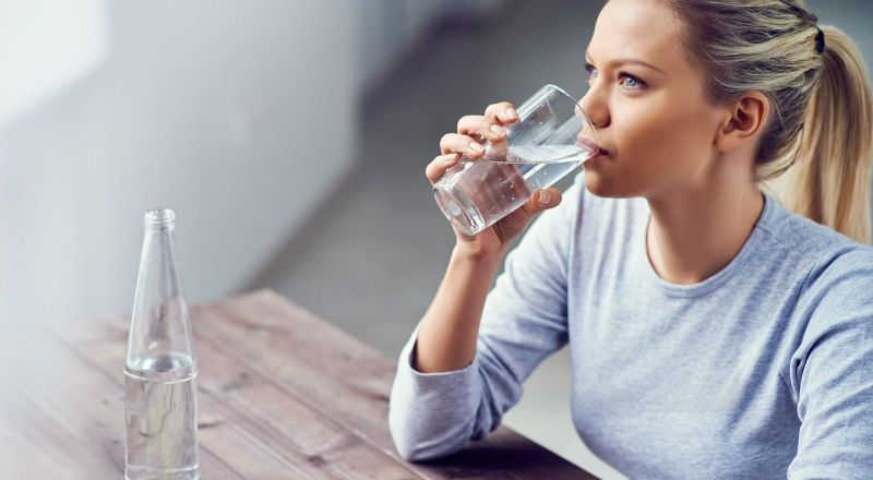 Chị em nên uống đủ nước hàng ngày để giúp phục hồi nhanh hơn sau điều trị