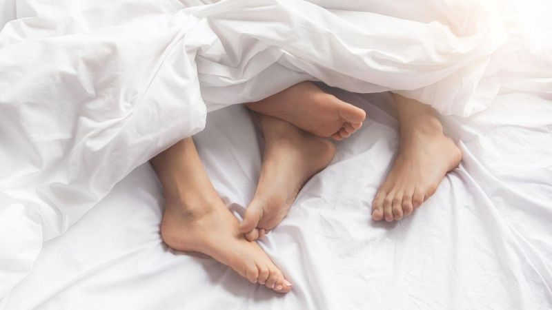 Quan hệ tình dục không an toàn có thể gây tổn thương quy đầu dẫn tới viêm nhiễm