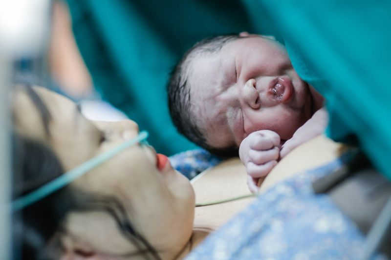 Mẹ bầu nên nghe theo tư vấn của bác sĩ nếu mắc viêm lộ tuyến để sinh con an toàn