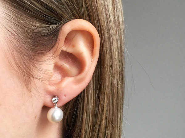 Mẹ cần lưu ý những gì để tránh nhiễm trùng cho bé khi bấm lỗ tai?