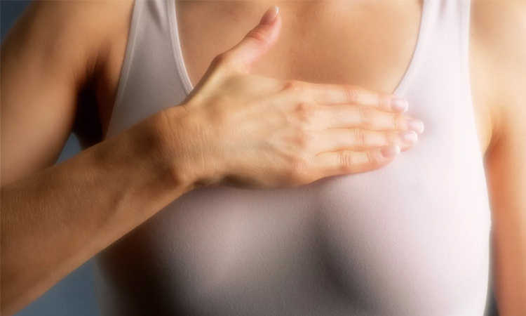Vậy vì sao lại có hiện tượng đau ngực khi có kinh?