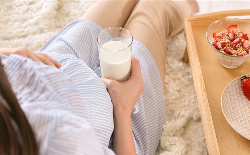 Nên uống gì khi mang thai 3 tháng đầu - Sữa dành cho mẹ bầu
