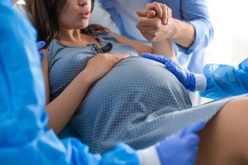 Rặn đẻ sai cách trong quá trình sinh khiến nữ giới mắc bệnh trĩ